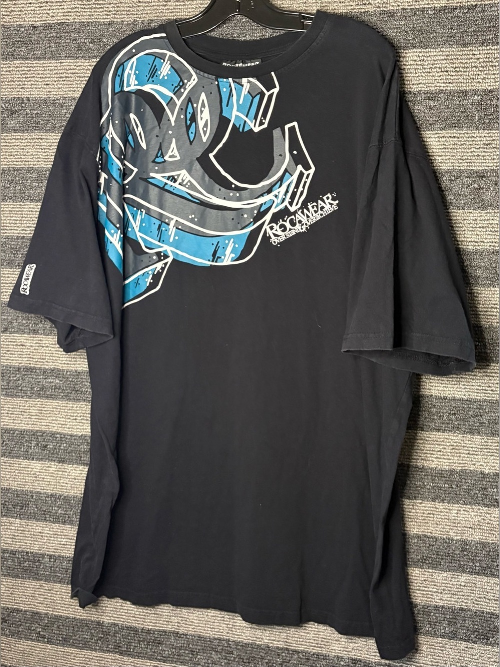 Vintage Y2K Rocawear Black Short-Sleeve Crew Neck Tee with Blue Graphic 4XL